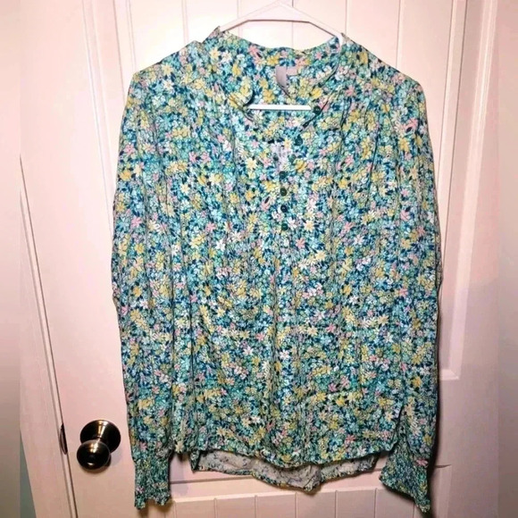 Kut from the Kloth Tops - KUF 1/4 button up high low top size large